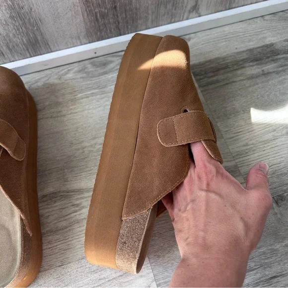 Cushionaire Platform Clogs Women’s 9 Camel Footbed Neutral Minimalist Fall New - Picture 6 of 10